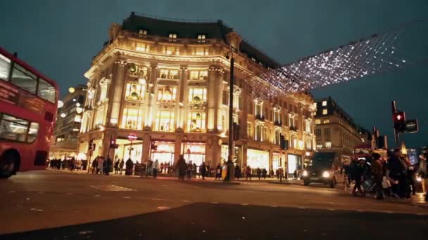 Oxford street Londra Noel ışıkları ve trafik ile — Stok video