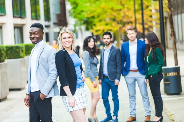 Business multiracial par tittar på kameran — Stockfoto