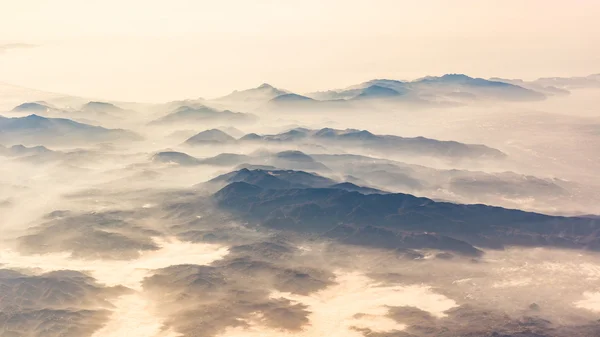 Панорамний вид на гори і хмари з літака — стокове фото