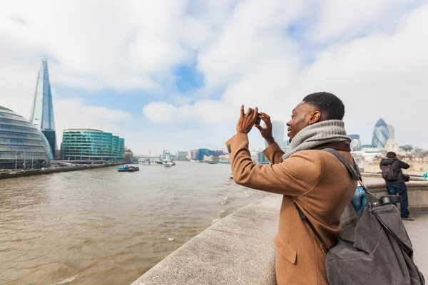 Ember vesz egy képet a londoni ő okos telefon — Stock Fotó