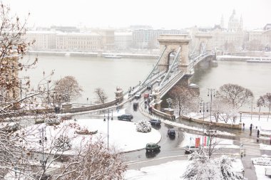 Karlı bir günde Budapeşte'Chain bridge