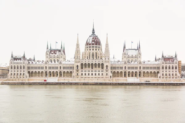 Palais du Parlement à Budapest par une journée enneigée — Photo