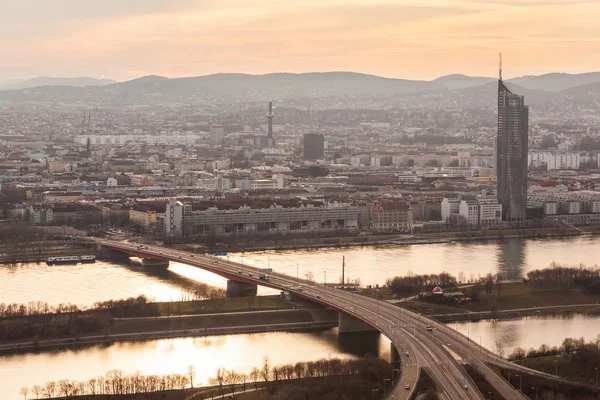 Wien au coucher du soleil, avec Danube, autoroute et bâtiments — Photo