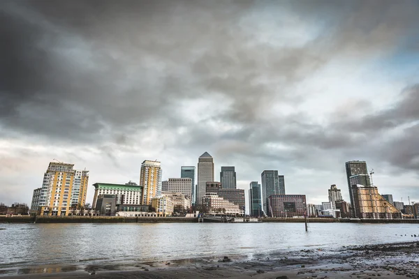 Vista panorâmica dos arranha-céus de Londres com um céu dramático — Fotografia de Stock