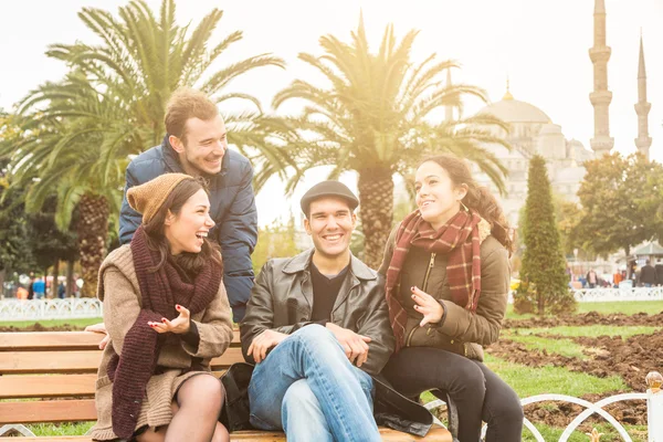 Groep van Turkse vrienden in Istanbul — Stockfoto