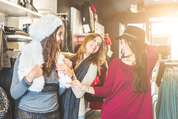 Três mulheres em uma loja de roupas desfrutando do tempo de compras — Fotografia de Stock