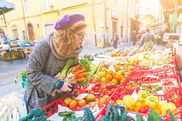 Vejetaryen vegan genç kadın yerel pazarda sebze satın alma — Stok fotoğraf