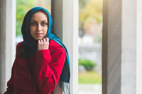Junge arabische Frau porträtiert in Istanbul — Stockfoto