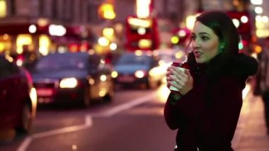 İşlek bir yol bekliyor Londra gece kadında