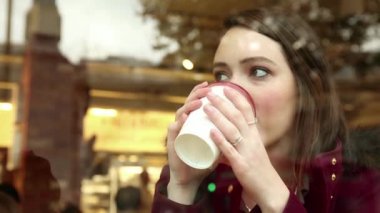 Bir kafede çay cuf tutan güzel kadın