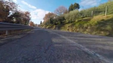 Güneşli bir günde bir kırsal yol sürüş araba