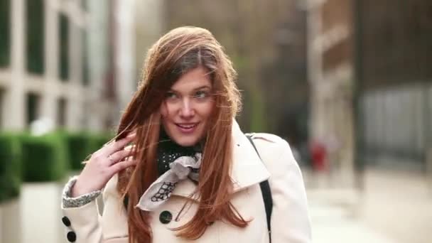 Retrato de una hermosa mujer con el pelo despeinado por el viento — Vídeos de Stock