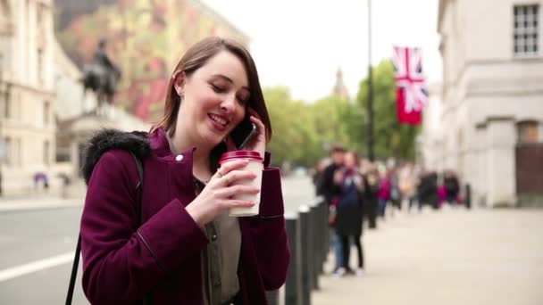 Молодая женщина в Лондоне разговаривает по телефону — стоковое видео