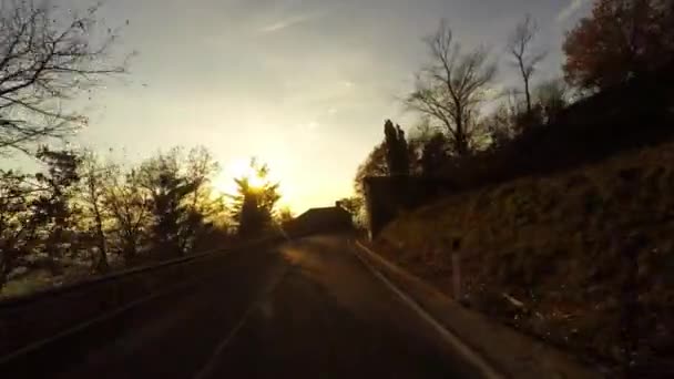 Coche conduciendo un camino rural en un día soleado — Vídeo de stock