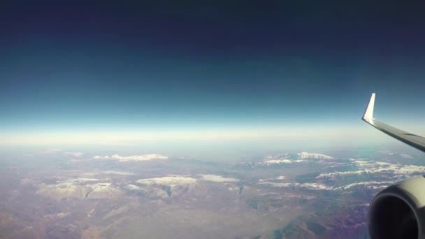 Letadlo letící nad Itálie s zasněžené hory pod — Stock video