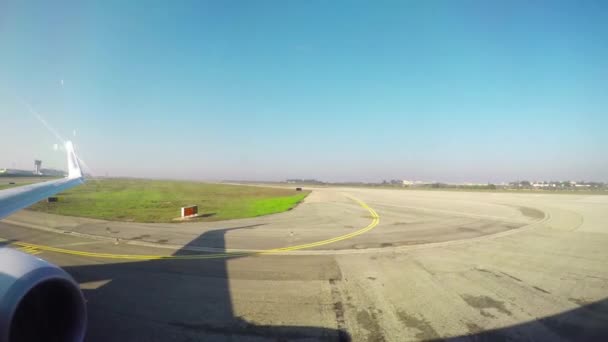 Flugzeug rollt vor Abflug auf der Landebahn — Stockvideo