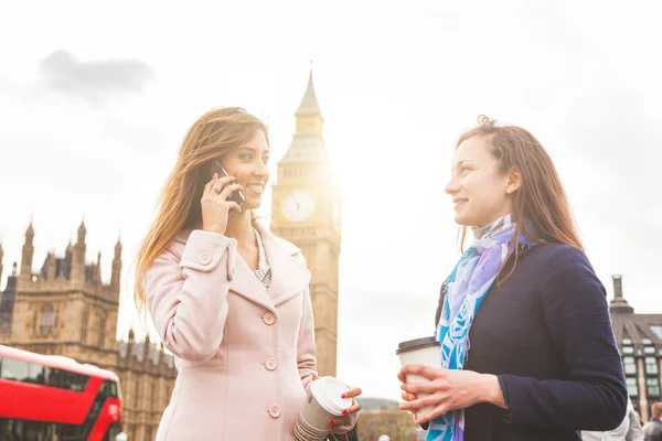 Londra, due donne in piedi con Big Ben sullo sfondo — Foto Stock