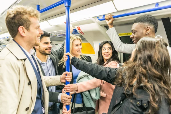 Groep mensen op buis trein in Londen — Stockfoto