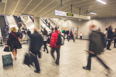 Bulanık insanlar içinde tren istasyonu