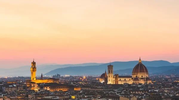 Florence, Italy, panoramatický výhled při západu slunce — Stock fotografie