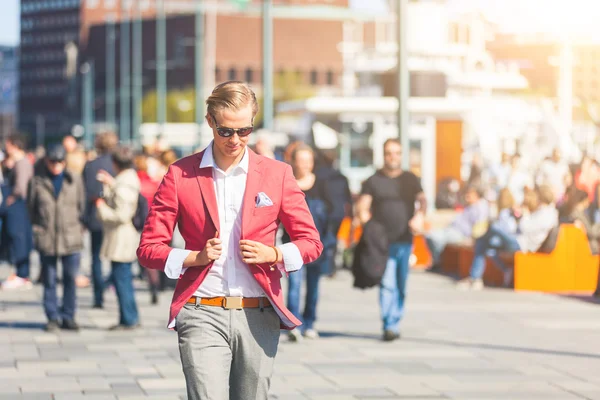 Jeune homme à la mode à Oslo marchant sur un trottoir bondé — Photo