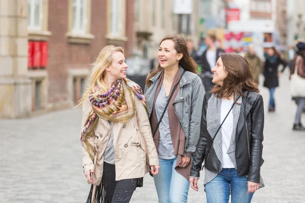 Grupp kvinnor gå i Köpenhamn — Stockfoto