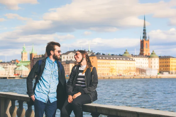 Jovem casal hipster visitando Estocolmo — Fotografia de Stock