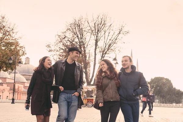 Estambul, grupo de amigos caminando en la plaza Sultanahmet —  Fotos de Stock