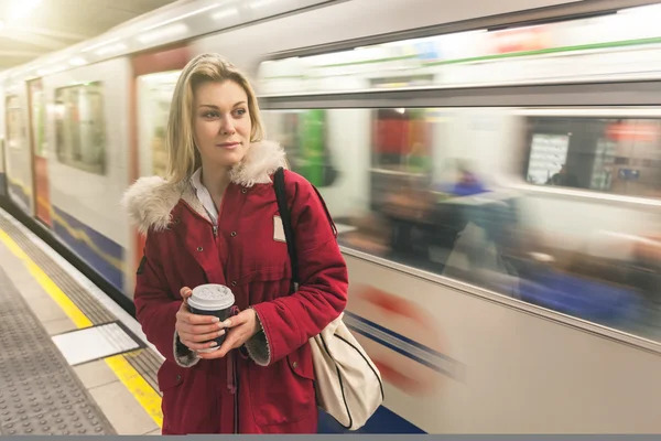 Flicka väntar på tåget vid stationen — Stockfoto