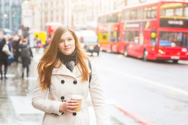 London, young business woman walking along the road — Stock Photo, Image