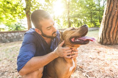 Köpek park olan bir adam portresi