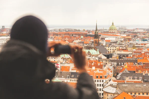 Turista desfocado tirando uma foto aérea de Copenhague — Fotografia de Stock