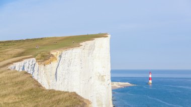 Kayalıklarla, lightouse ve deniz Güney İngiltere'de