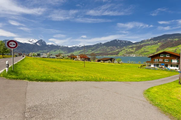 İsviçre Alplerinde göl — Stok fotoğraf