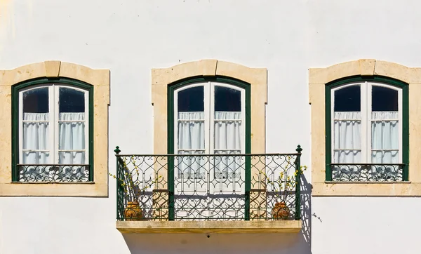 Фасад с окном — стоковое фото
