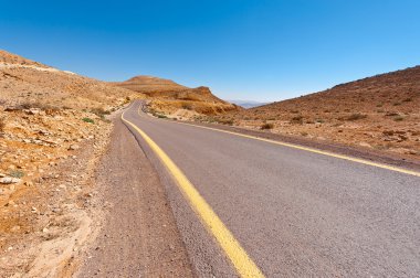 Çölde yol