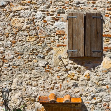 ahşap kepenkleri kapalı