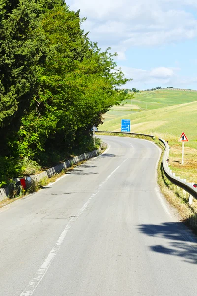 フィールド間のアスファルト道路 — ストック写真