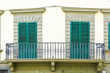 İki kepenkli kapıları