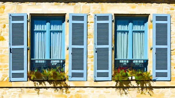 Ventanas con obturador abierto — Foto de Stock