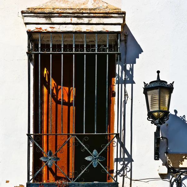 西班牙房子的窗户 — 图库照片