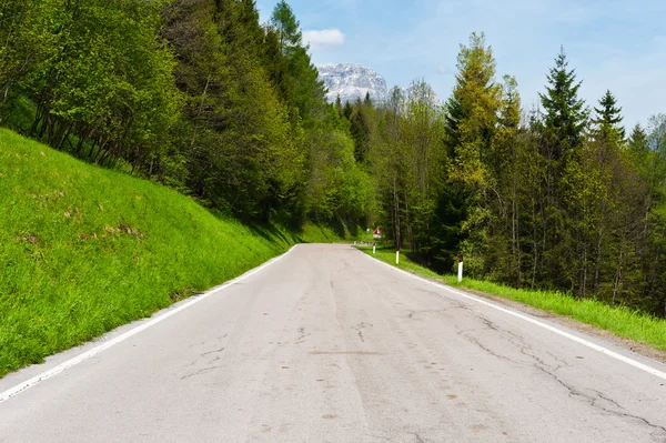 Alplerde yol — Stok fotoğraf