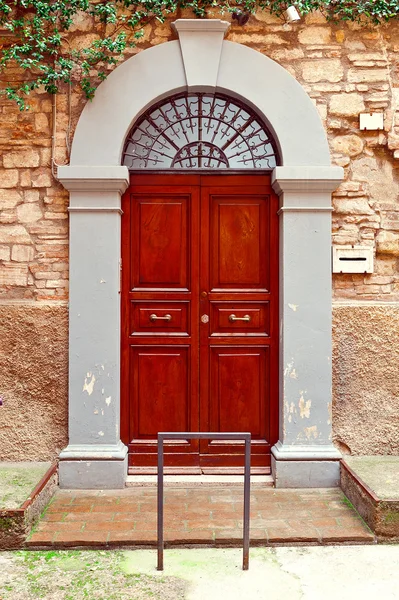 Деревянные двери Италии — стоковое фото