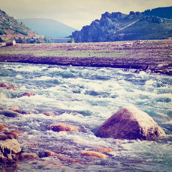 Rivier en Dam — Stockfoto