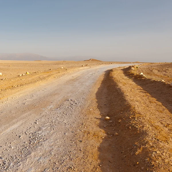 Onverharde weg in woestijn — Stockfoto