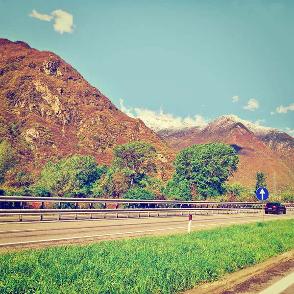 Route de péage dans les Alpes italiennes — Photo