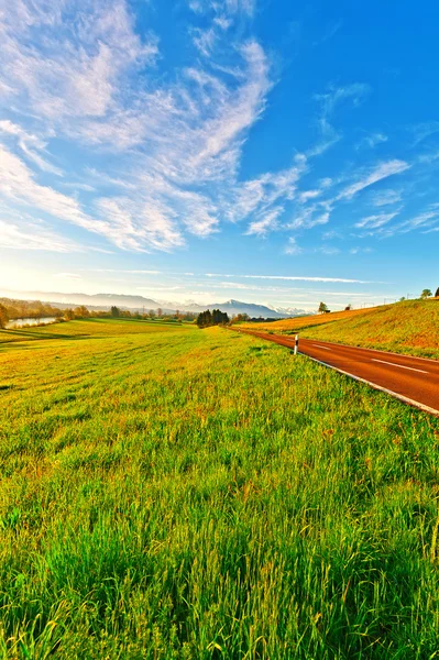 Canale e strada — Foto Stock