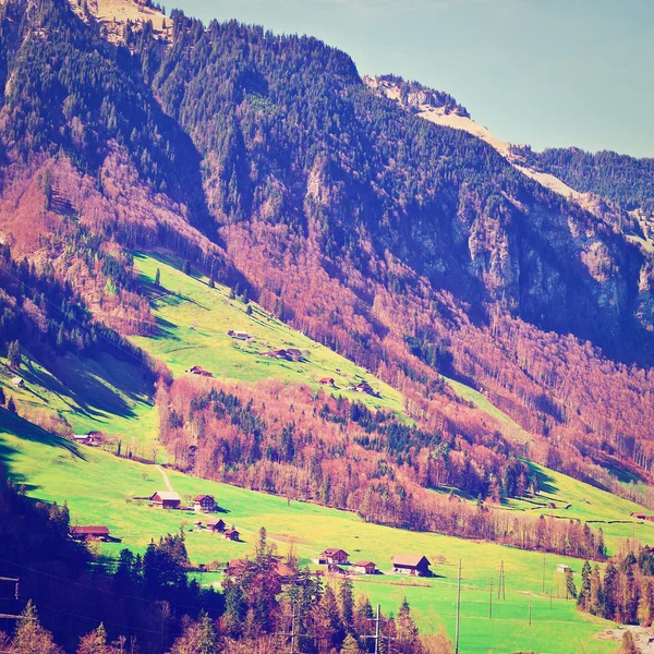 Piccolo villaggio nelle Alpi svizzere — Foto Stock