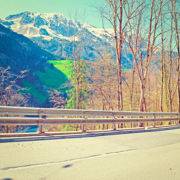 Asfaltová silnice ve Švýcarsku — Stock fotografie