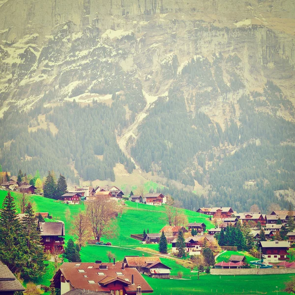 Stadt hoch oben in den Schweizer Alpen — Stockfoto